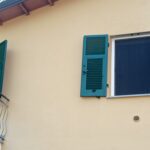 Le zanzariere plissettate Sharknet a fisarmonica: installazione a Traso (Genova) per due finestre